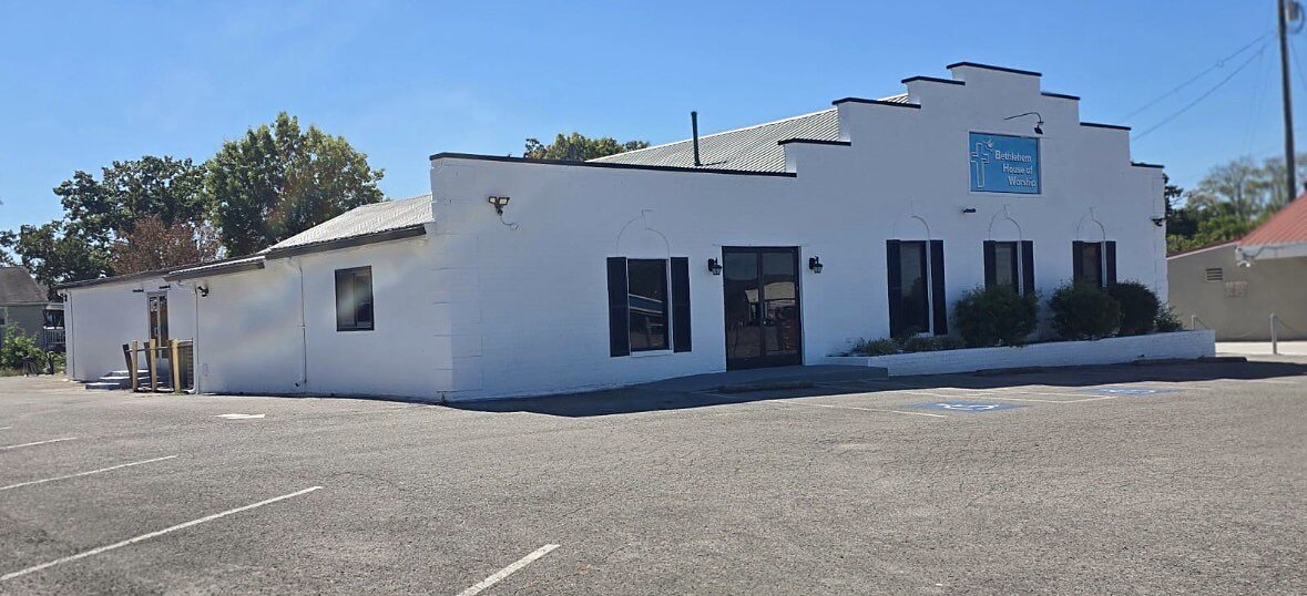 La Belle Porte Venue building by day with its free on-site parking lot